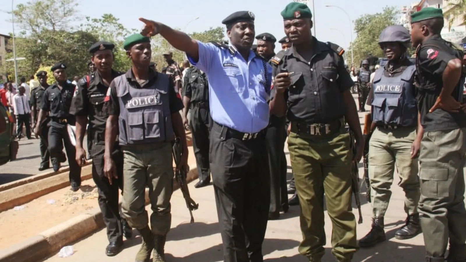 Panic in Oyo as armed robbers attack bank customer, shoot policeman ...
